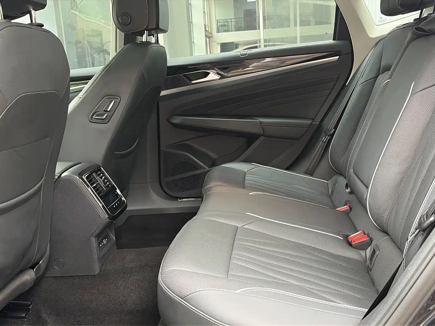 Volkswagen Passat 2022 330TSI Starlight Luxury Edition фото 9
