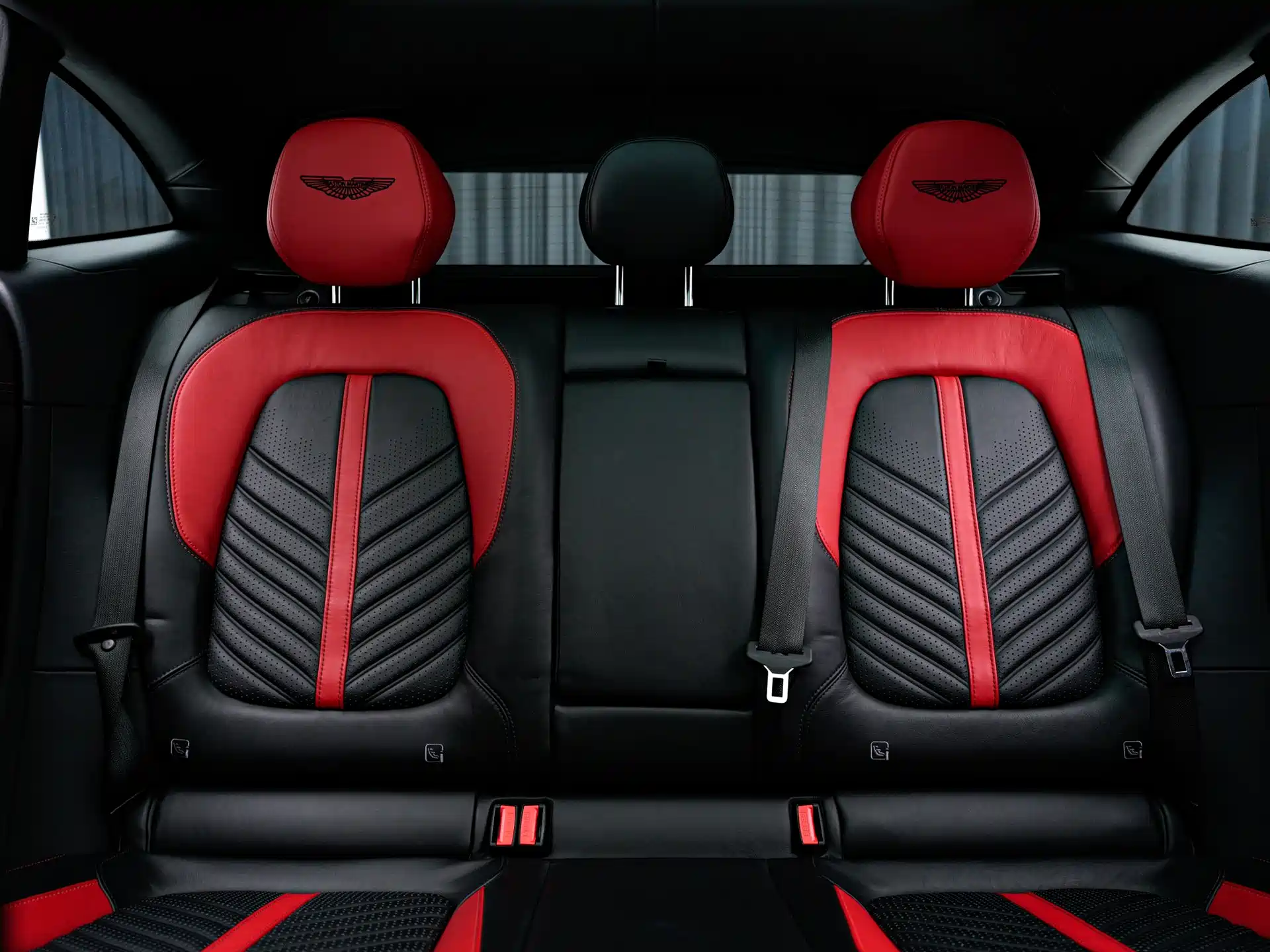 Фото 24 - Aston Martin DBX