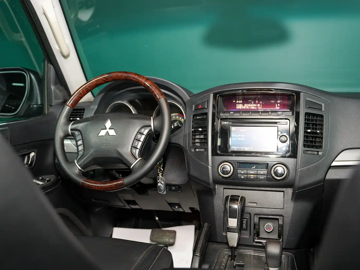 Mitsubishi Pajero (Import) 2010 3.0L Automatic Luxury Edition фото 24