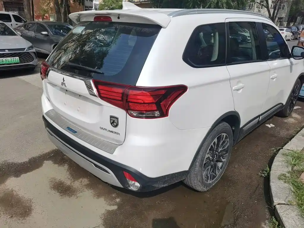 Фото 8 - Mitsubishi Outlander