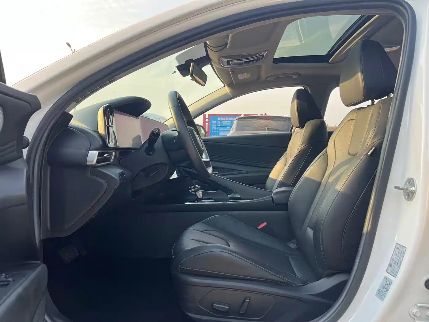 Hyundai Elantra 2021 1.5L CVT LUX Premium Edition фото 5