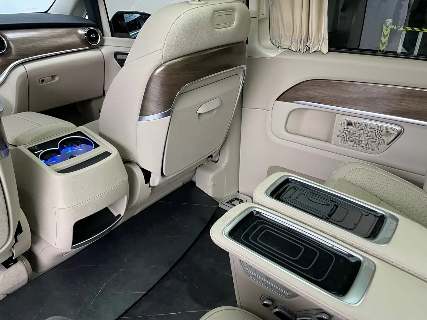 Mercedes-Benz V-Class 2021 V 260 L Long Wheelbase Luxury Edition фото 23