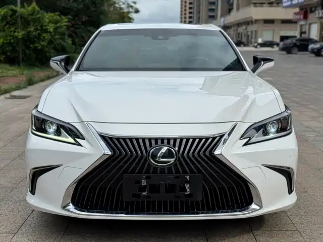 Lexus ES 2019