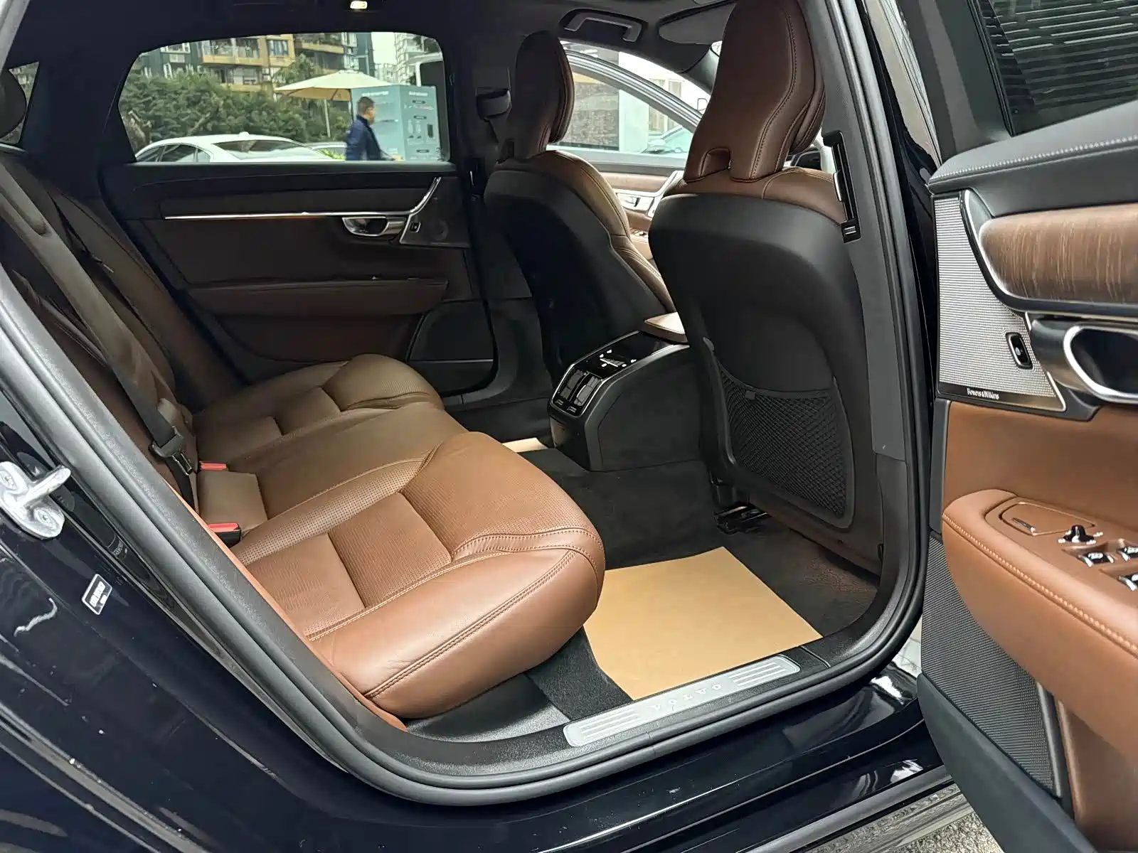صورة 14 - Volvo S90
