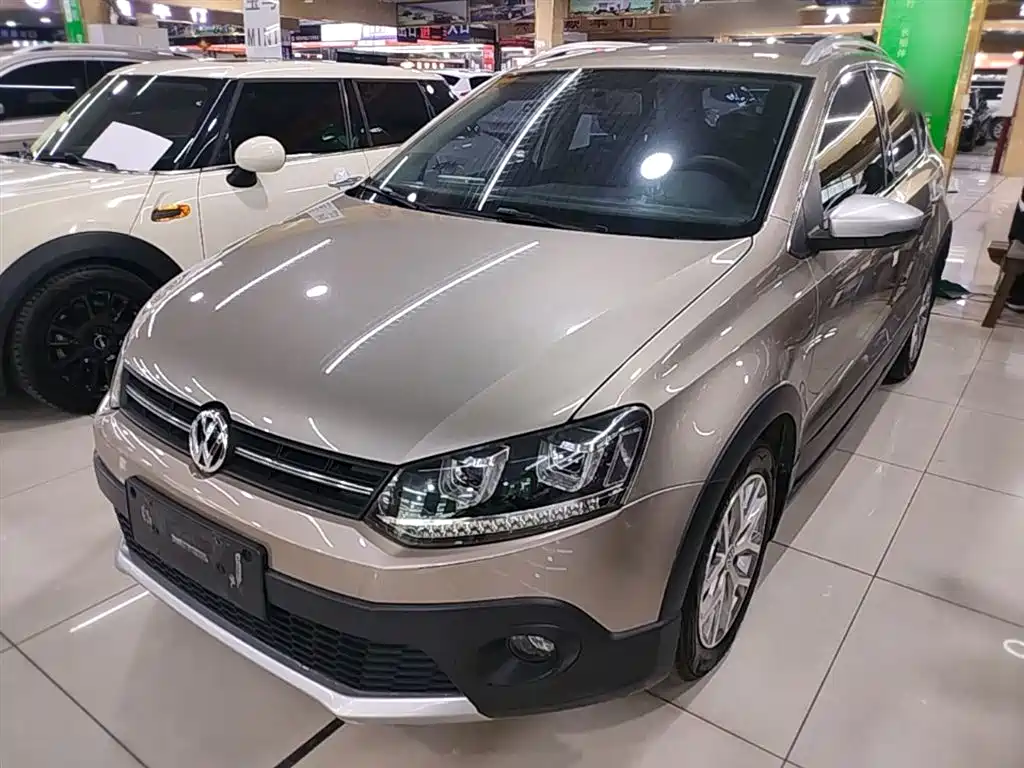 Volkswagen Polo 2016 1.4L Cross Polo Automatic фото 2