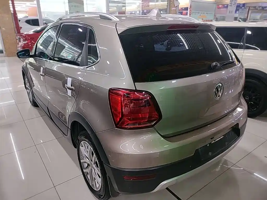 Volkswagen Polo 2016 1.4L Cross Polo Automatic фото 5