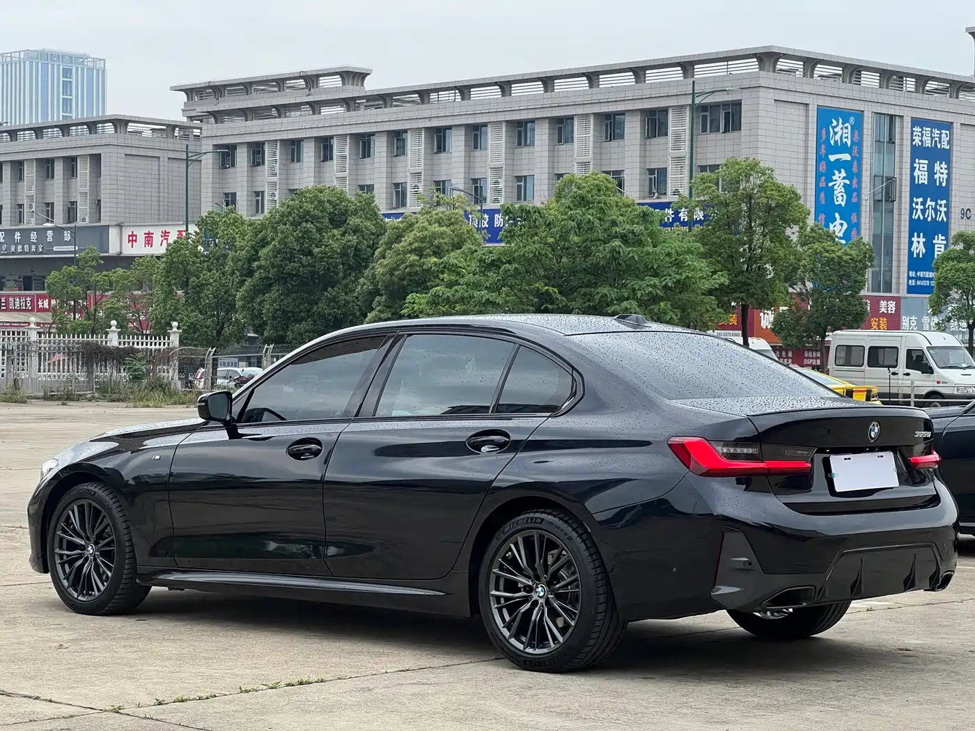 BMW 3 Series 2023 325Li M Sport Black Night Package фото 13