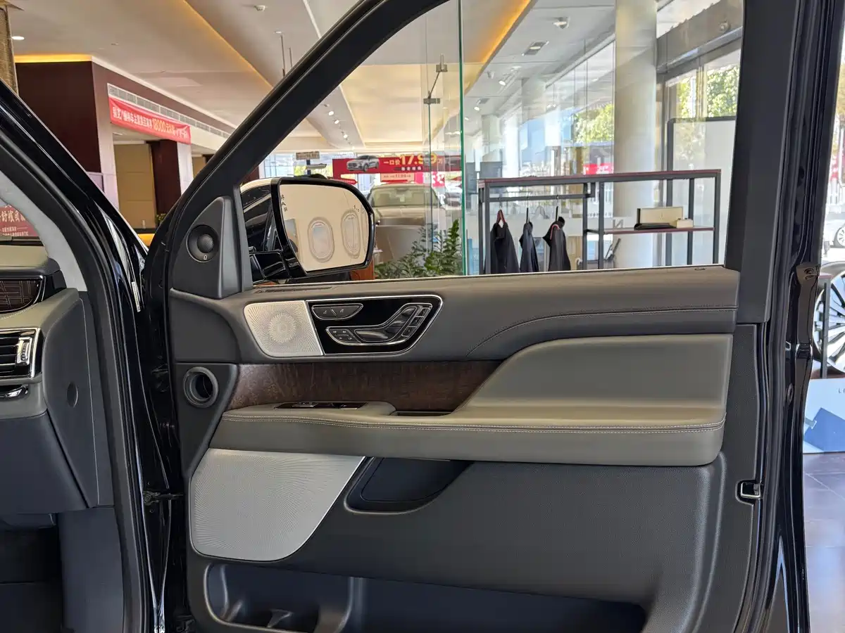 LINCOLN NAVIGATOR