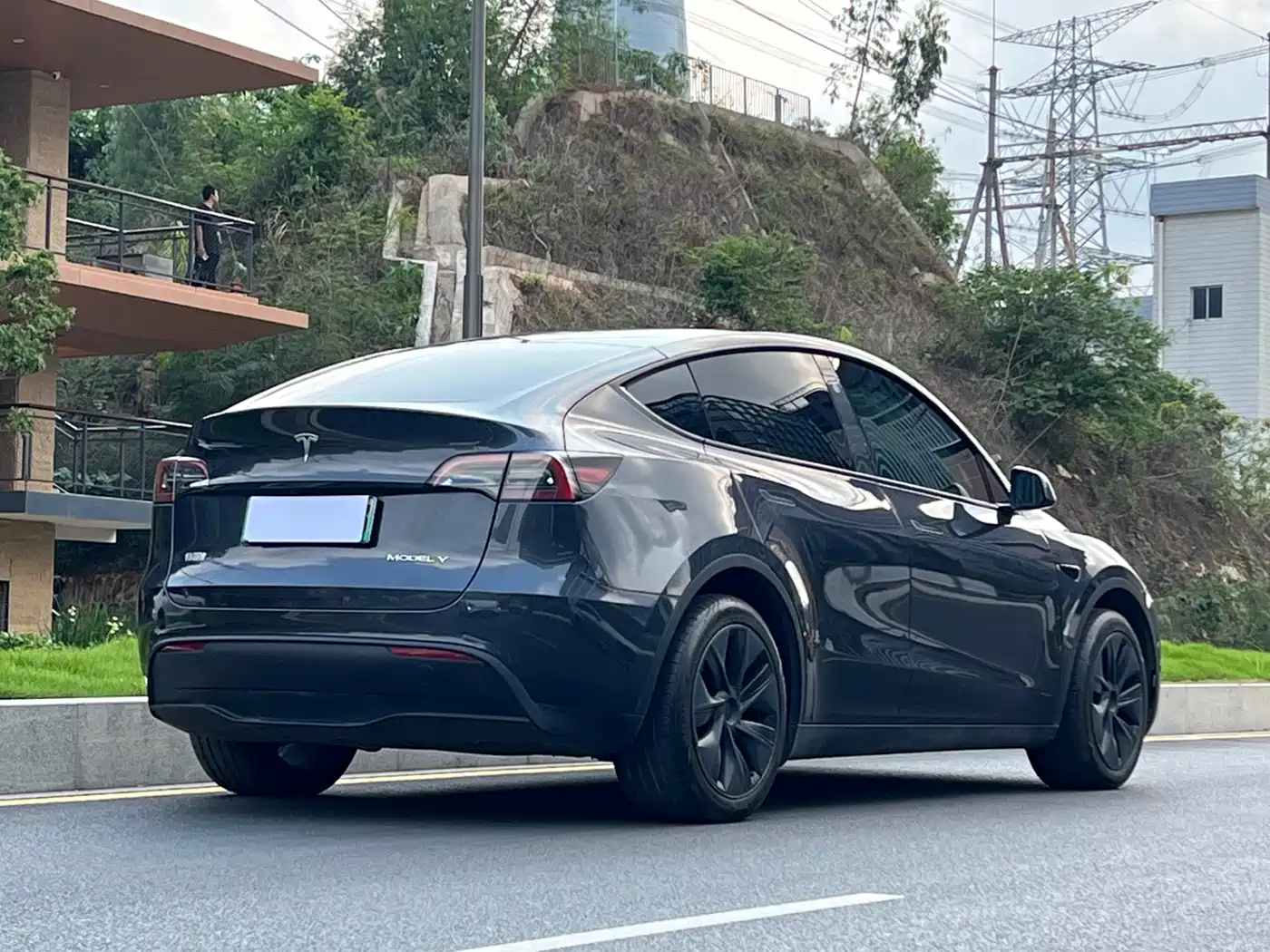 TESLA MODEL Y