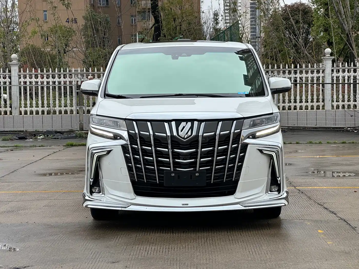 Toyota Alphard фото 2
