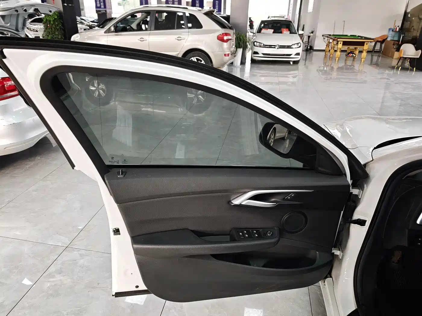 BMW 1 Series 2018 118i Sport Edition фото 14