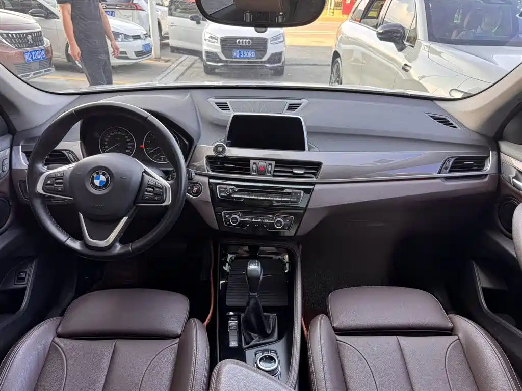 BMW X1 2018 xDrive20Li Premium Model фото 6