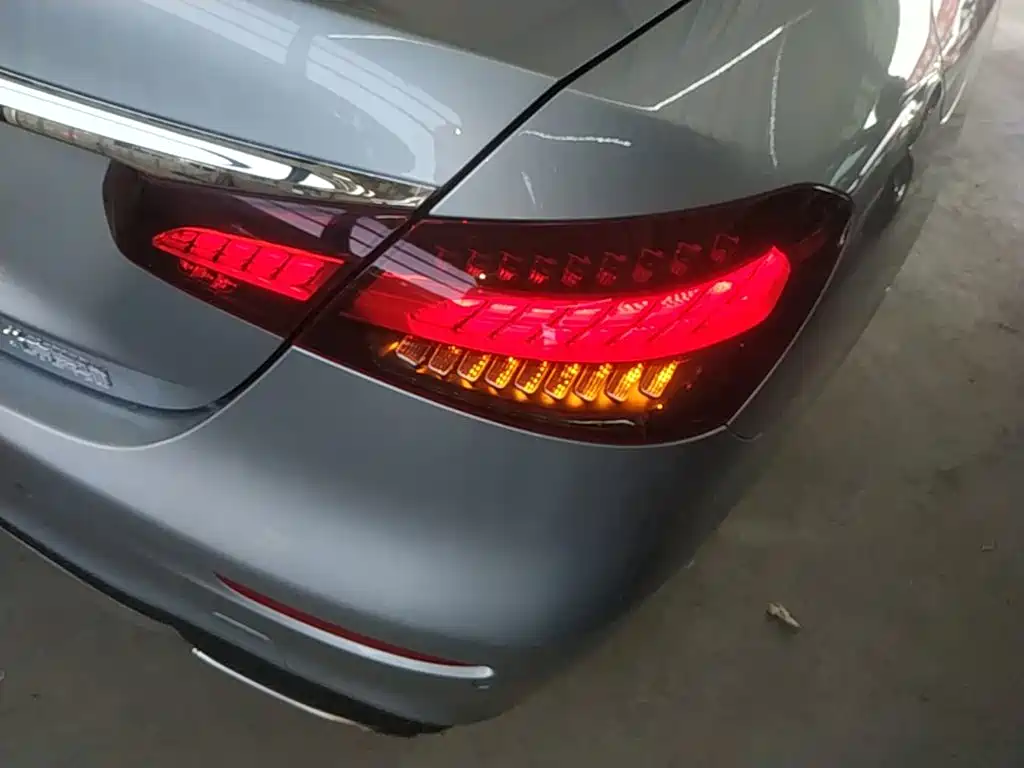 Photo 8 - Mercedes-Benz E-Class