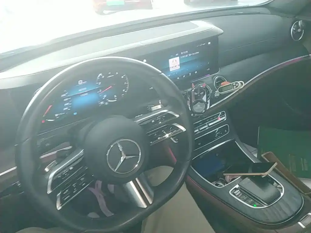Photo 10 - Mercedes-Benz E-Class