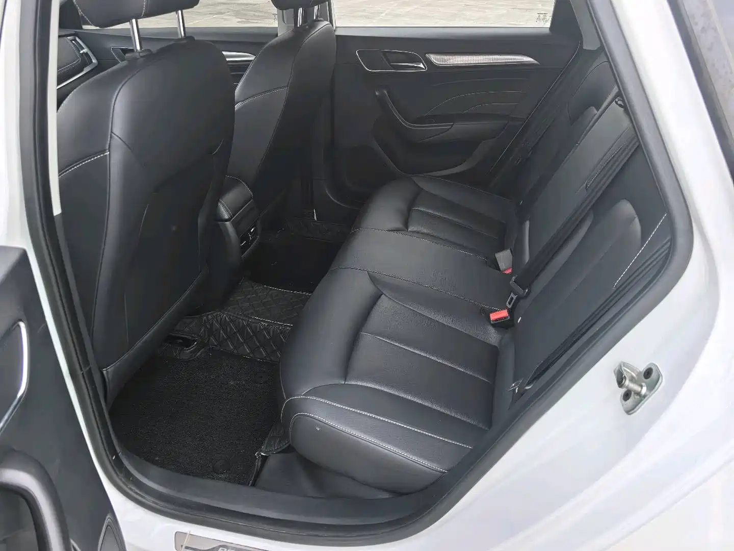 Фото 5 - Roewe i6
