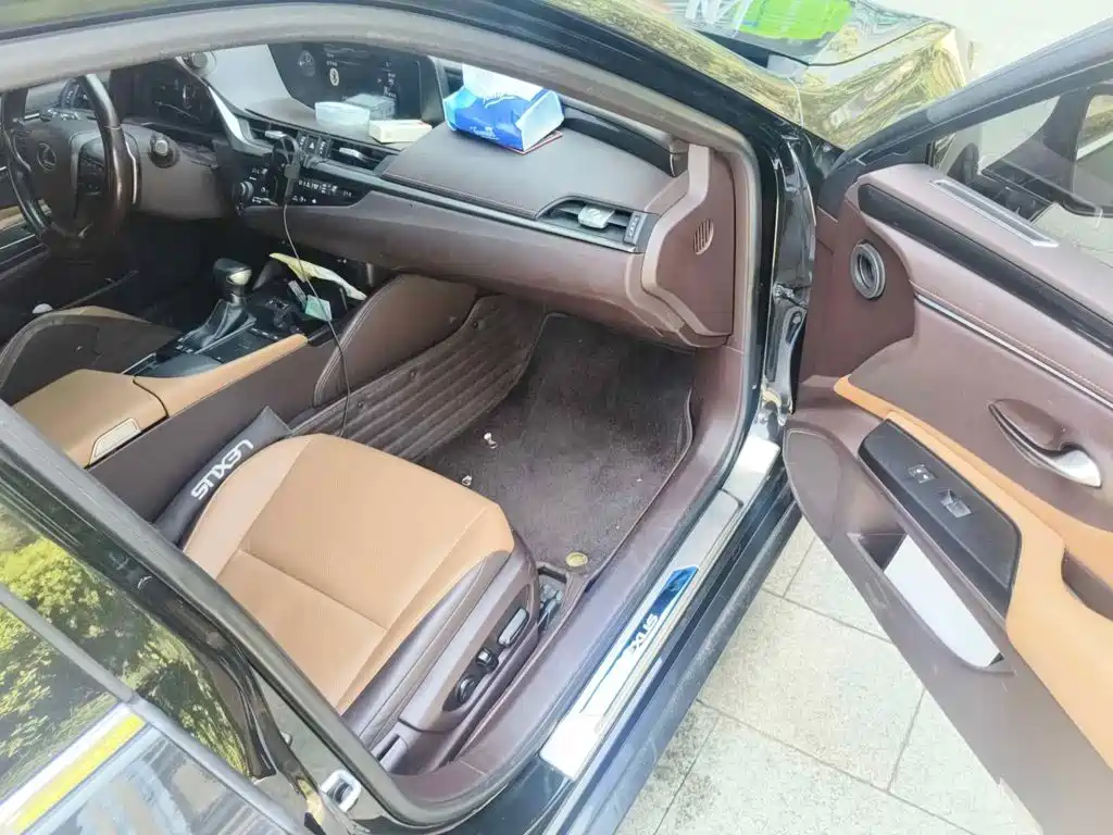 Фото 10 - Lexus ES