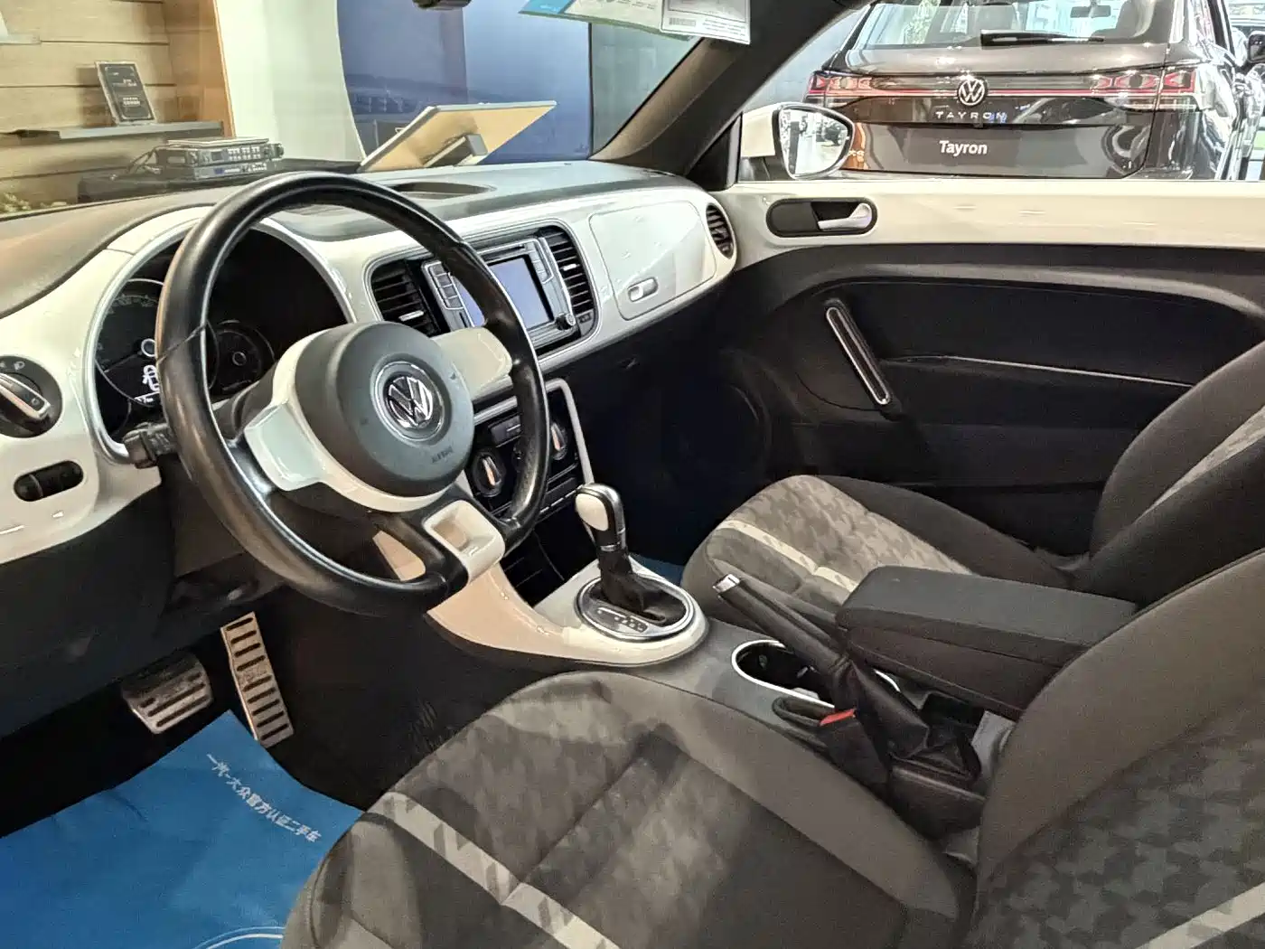 Volkswagen Beetle 2018 180TSI Easy Joy Edition фото 9