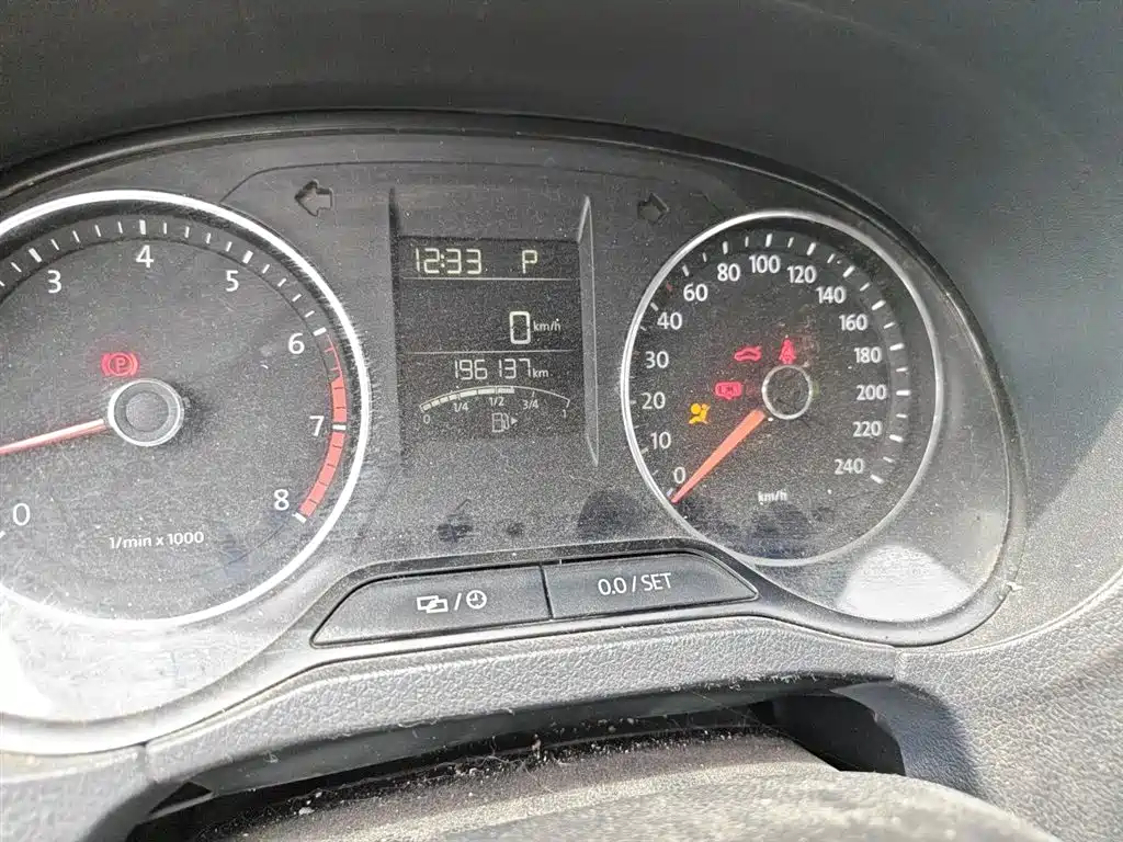 Volkswagen Polo 2014 1.6L Automatic Luxury Edition фото 5