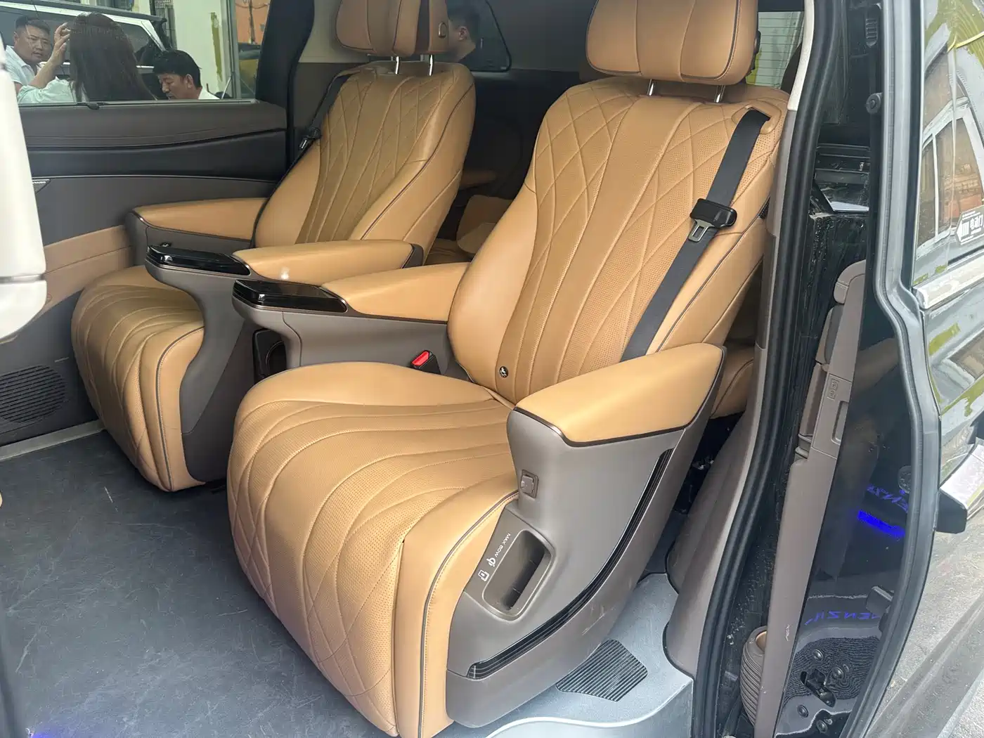 Denza D9 2022 DM-i 970 All-Wheel Drive Honor Edition фото 6