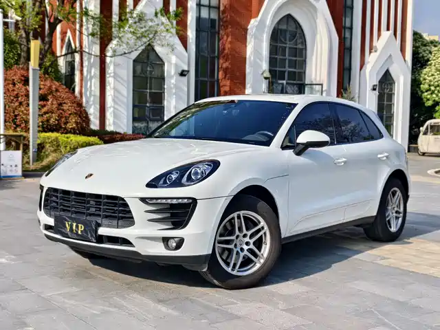 PORSCHE MACAN