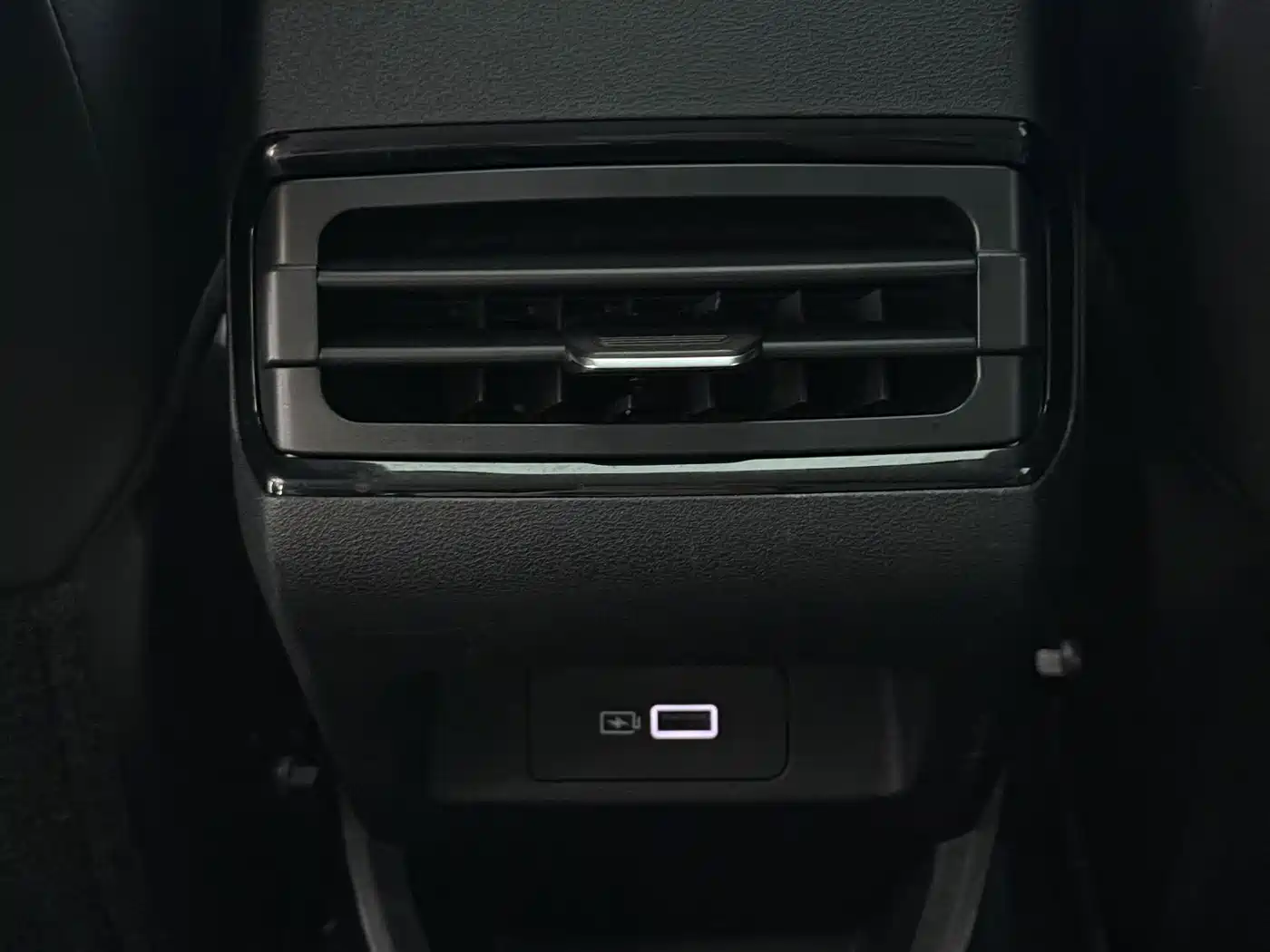 Geely Emgrand S 2022 2022 1.4T CVT Crossover Player