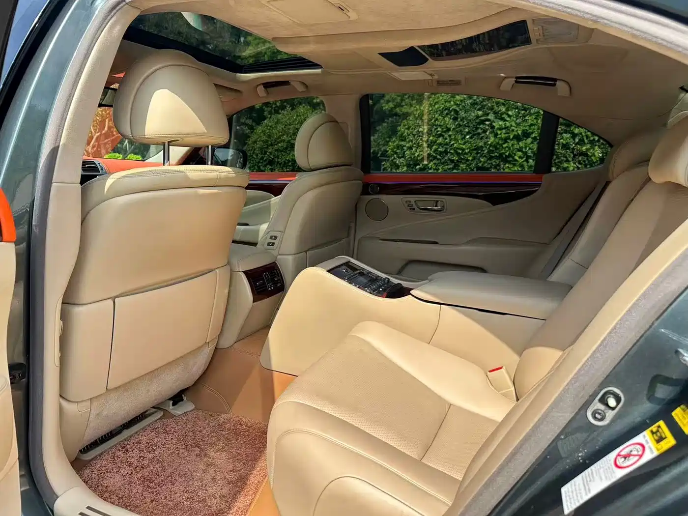 Photo 6 - Lexus LS
