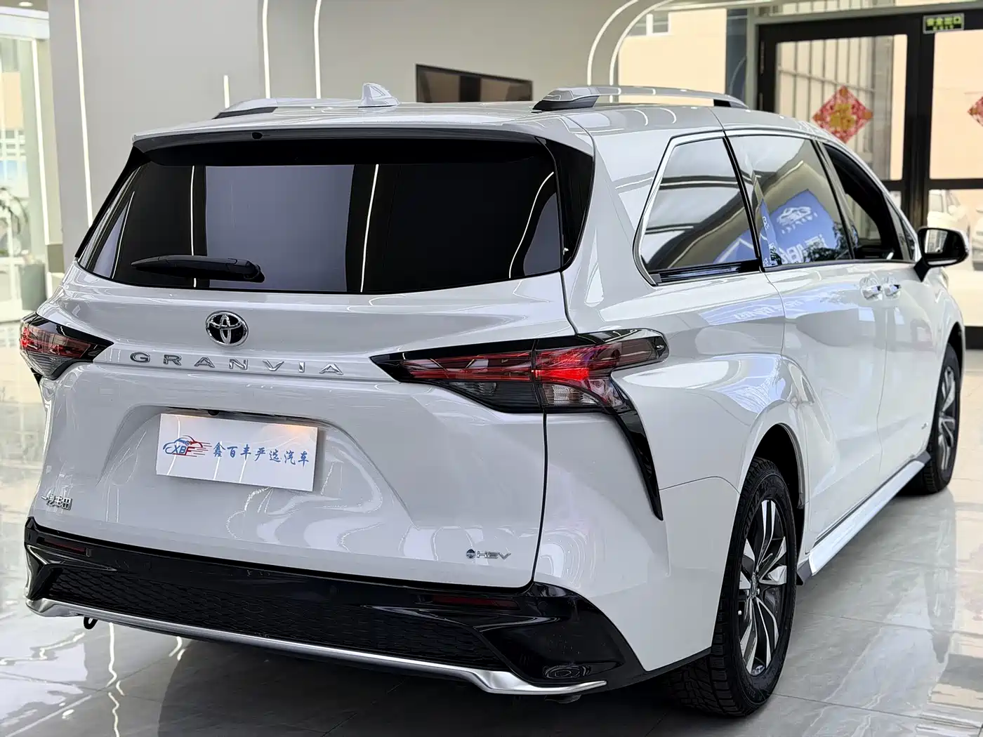 Toyota Granvia 2024 2.5L Hybrid Luxury фото 11