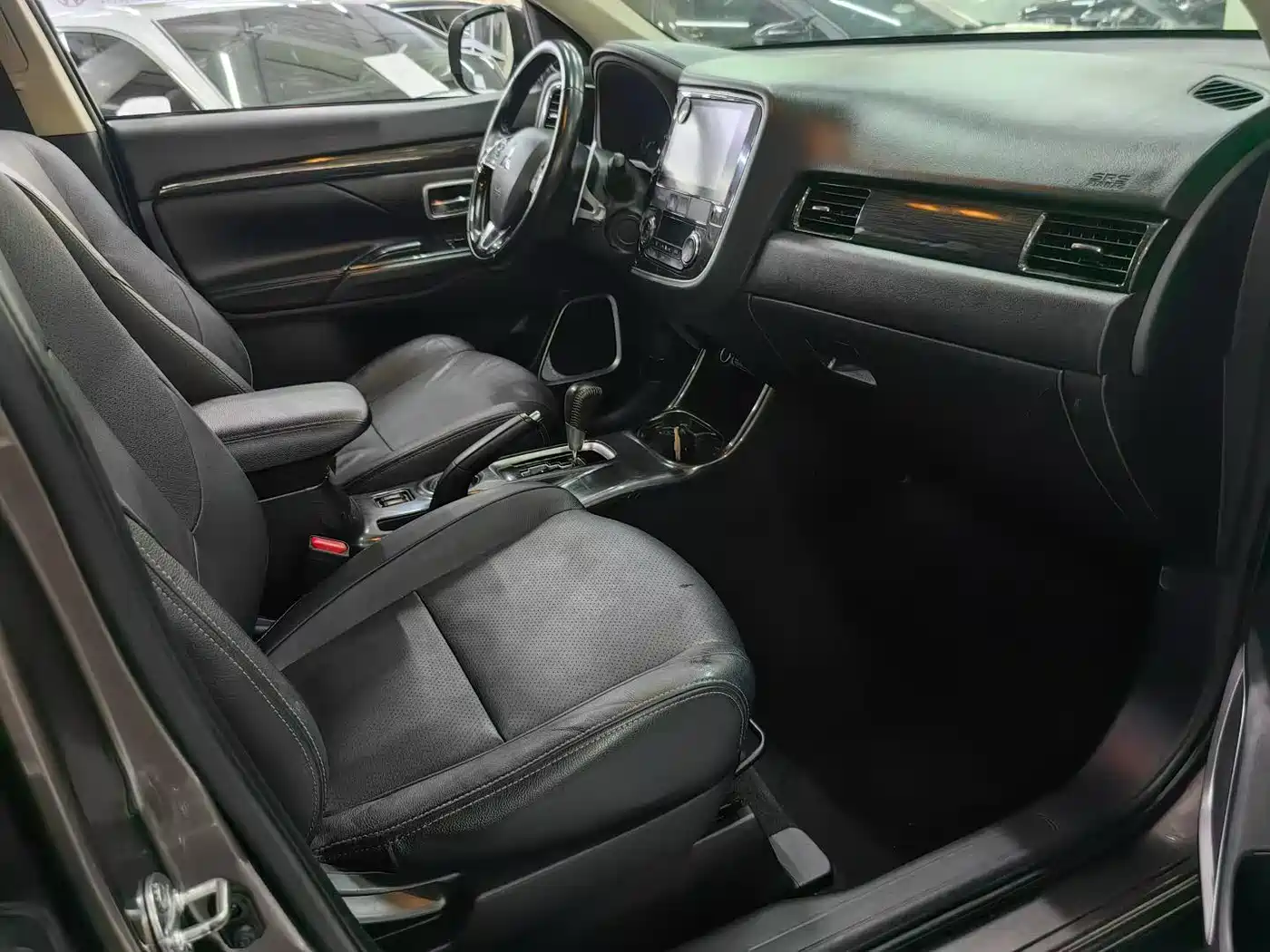 Mitsubishi Outlander 2016 2.4L 4WD Luxury Edition 7-seater фото 9