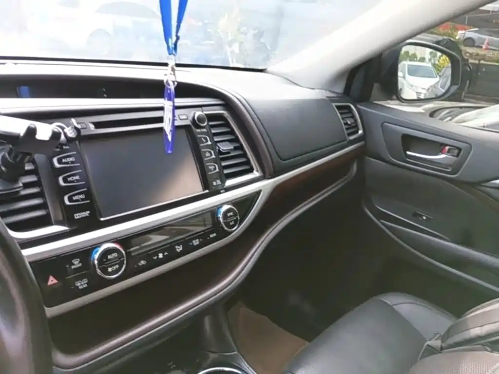 Photo 10 - Toyota Highlander