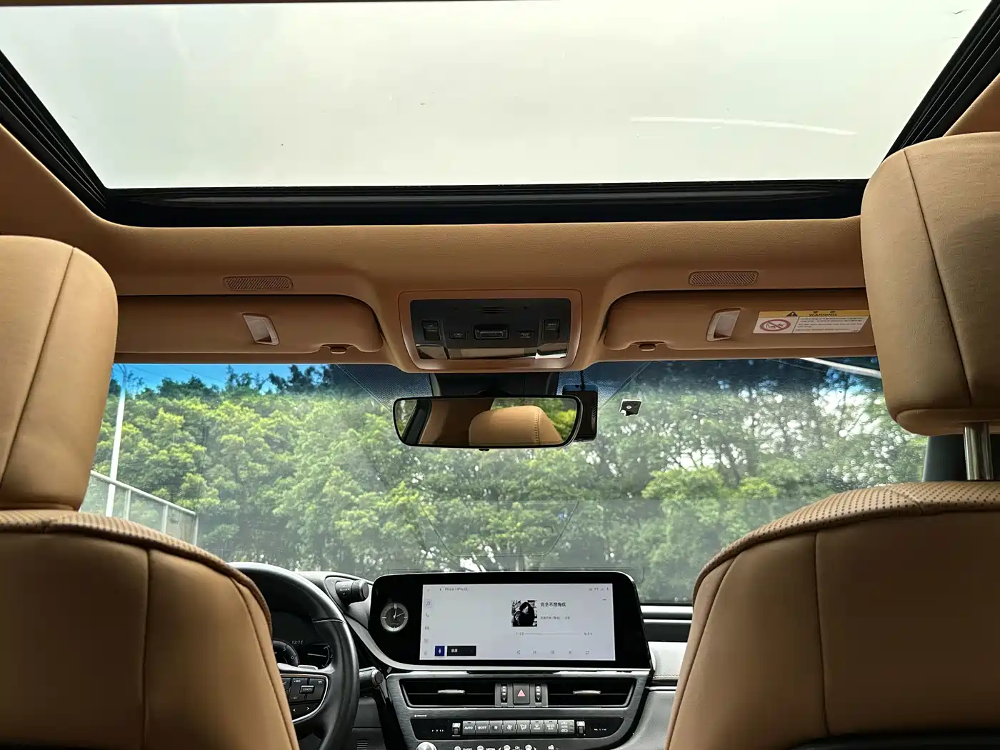Фото 24 - Lexus ES