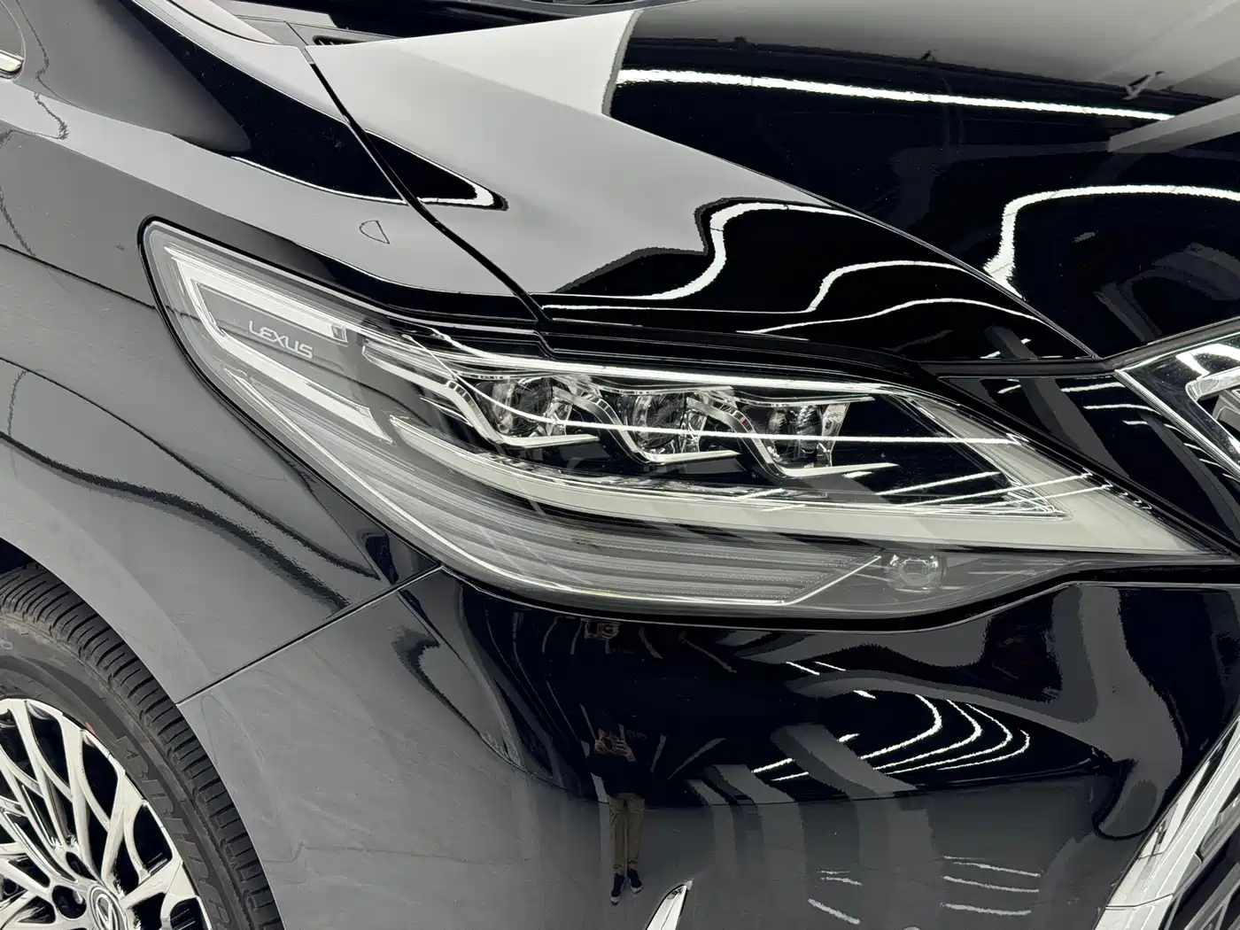 Lexus LM 2020 300h 4-Seat Imperial Edition фото 4