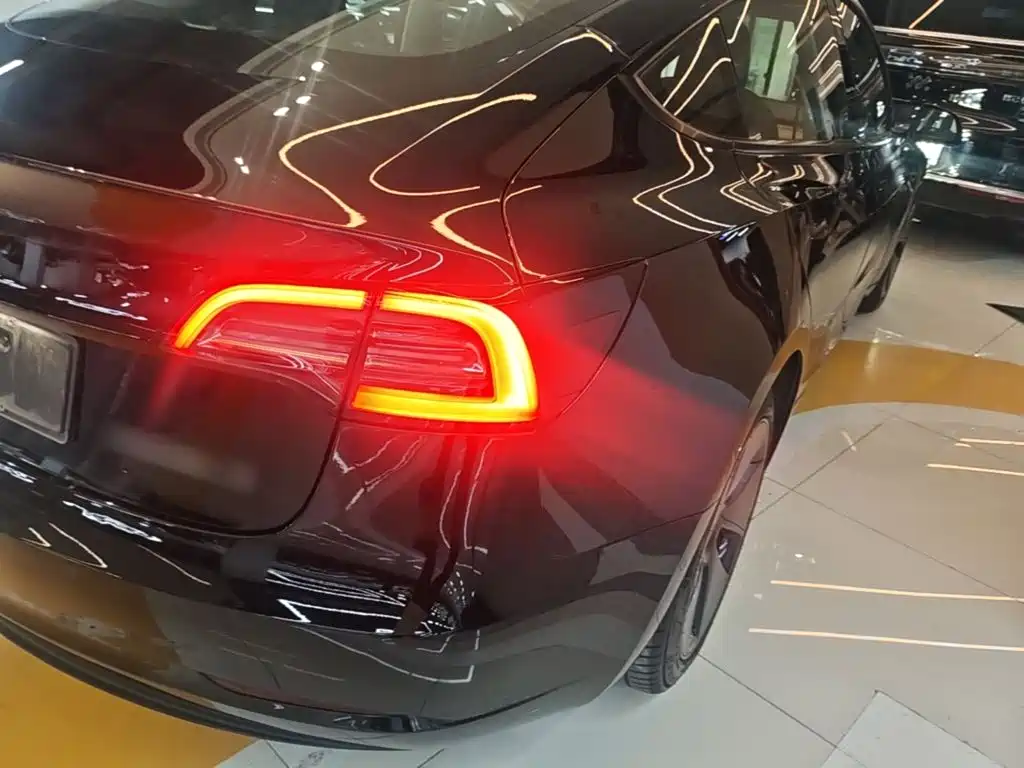 Фото 8 - Tesla Model 3