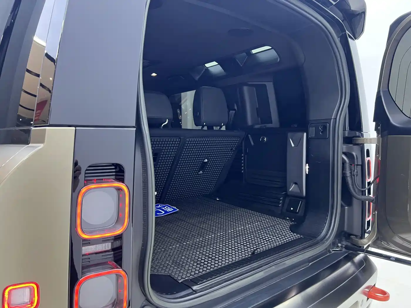 Фото 9 - Land Rover Defender