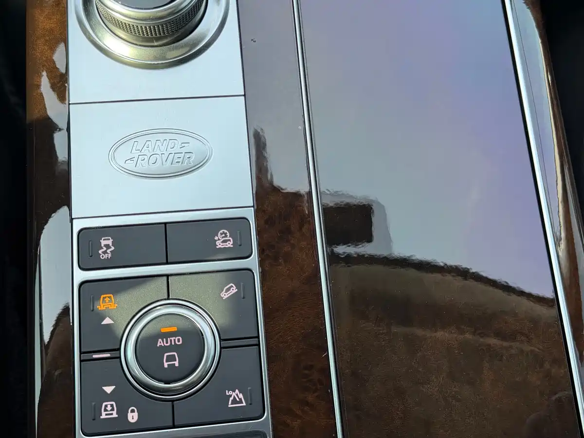 Land Rover Range Rover 2022 3.0 L6 360PS Golden Age Edition фото 14