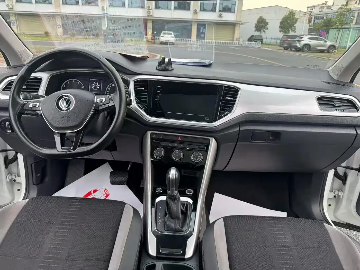 Photo 8 - Volkswagen T-ROC