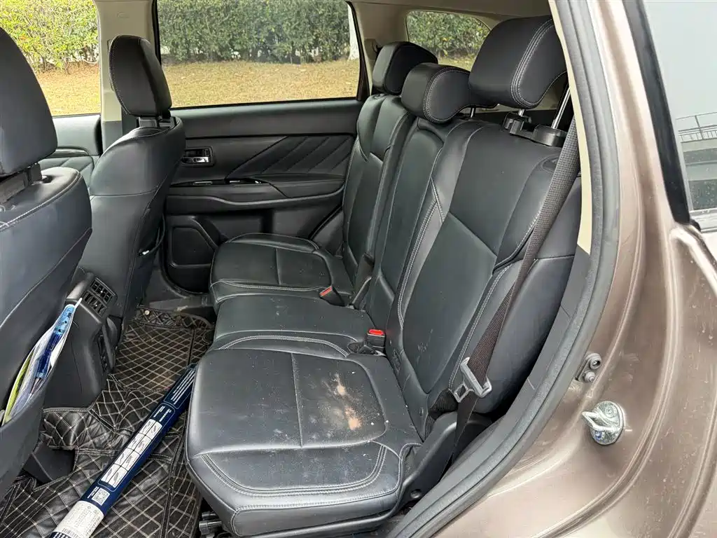 Mitsubishi Outlander 2020 2.0L 2WD Premium 7-seater фото 9