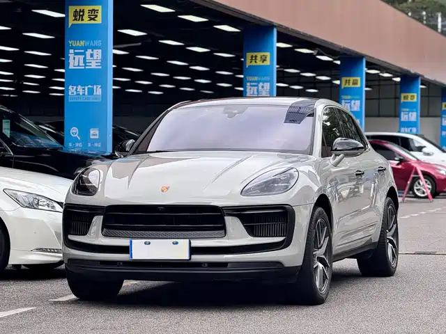 PORSCHE MACAN