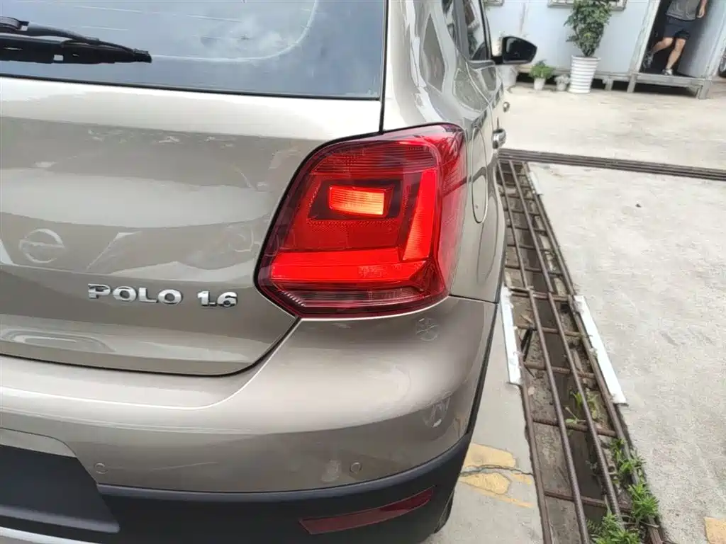 Volkswagen Polo 2014 1.6L Cross Polo Automatic фото 8