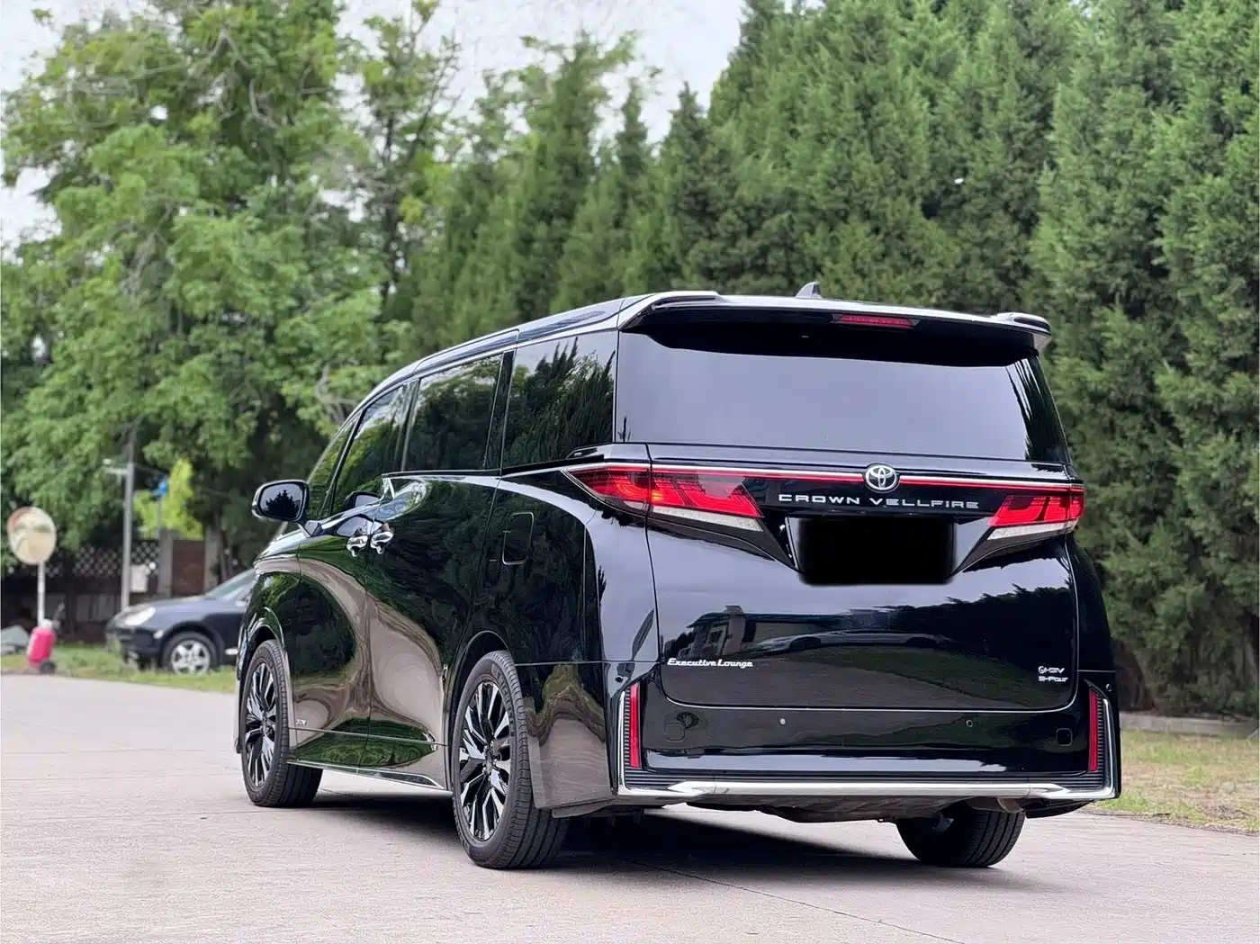 Toyota Vellfire 2024 Crown Hybrid 2.5L Executive Premium Edition фото 4