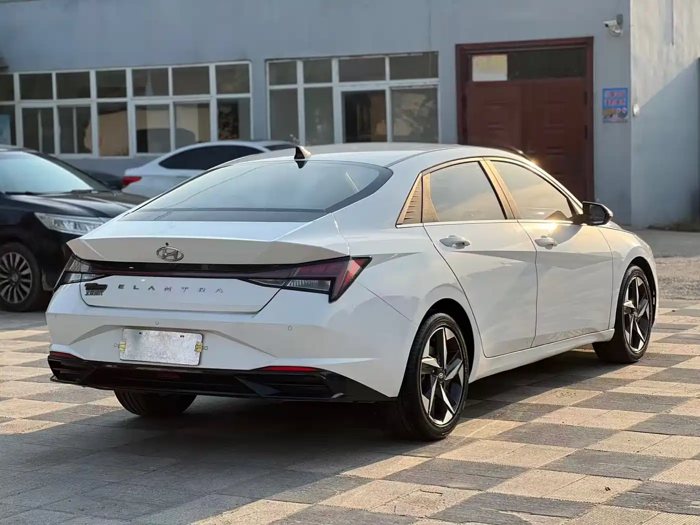 Hyundai Elantra 2021 1.5L CVT LUX Premium Edition фото 10
