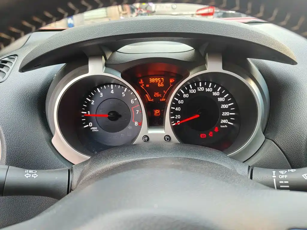 Photo 5 - Infiniti ESQ