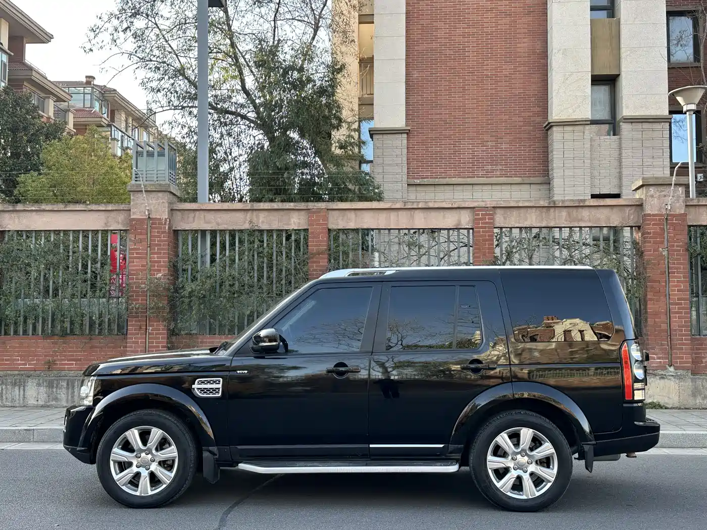 Land Rover Discovery 2015 3.0 SC V6 SE фото 10
