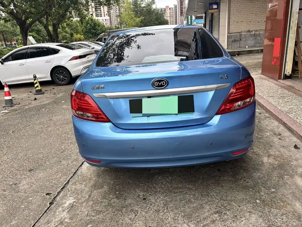 2022 BYD e5