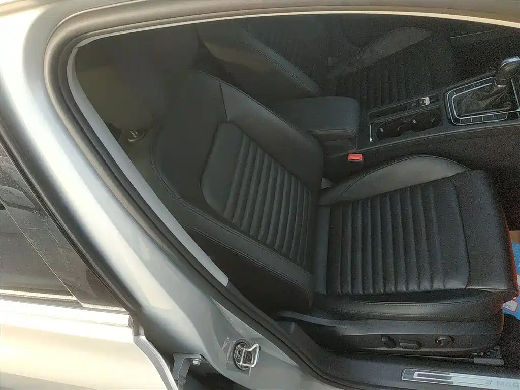 Volkswagen Magotan 2018 Facelift 330TSI DSG Luxury фото 17