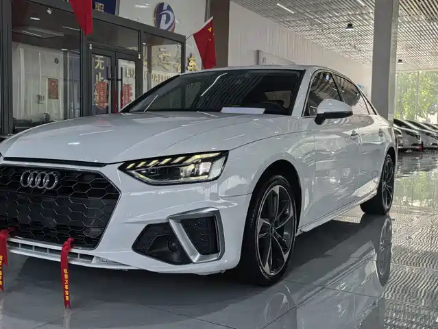 Audi A4L 40 TFSI, Стиль Драйв