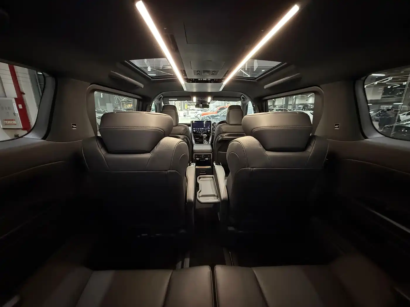 Toyota Alphard 2025 Hybrid 2.5L Ultimate Gold Edition фото 11