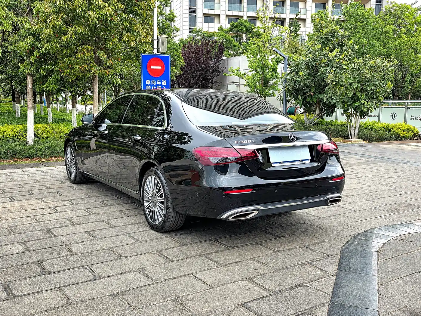 MERCEDES-BENZ E CLASS