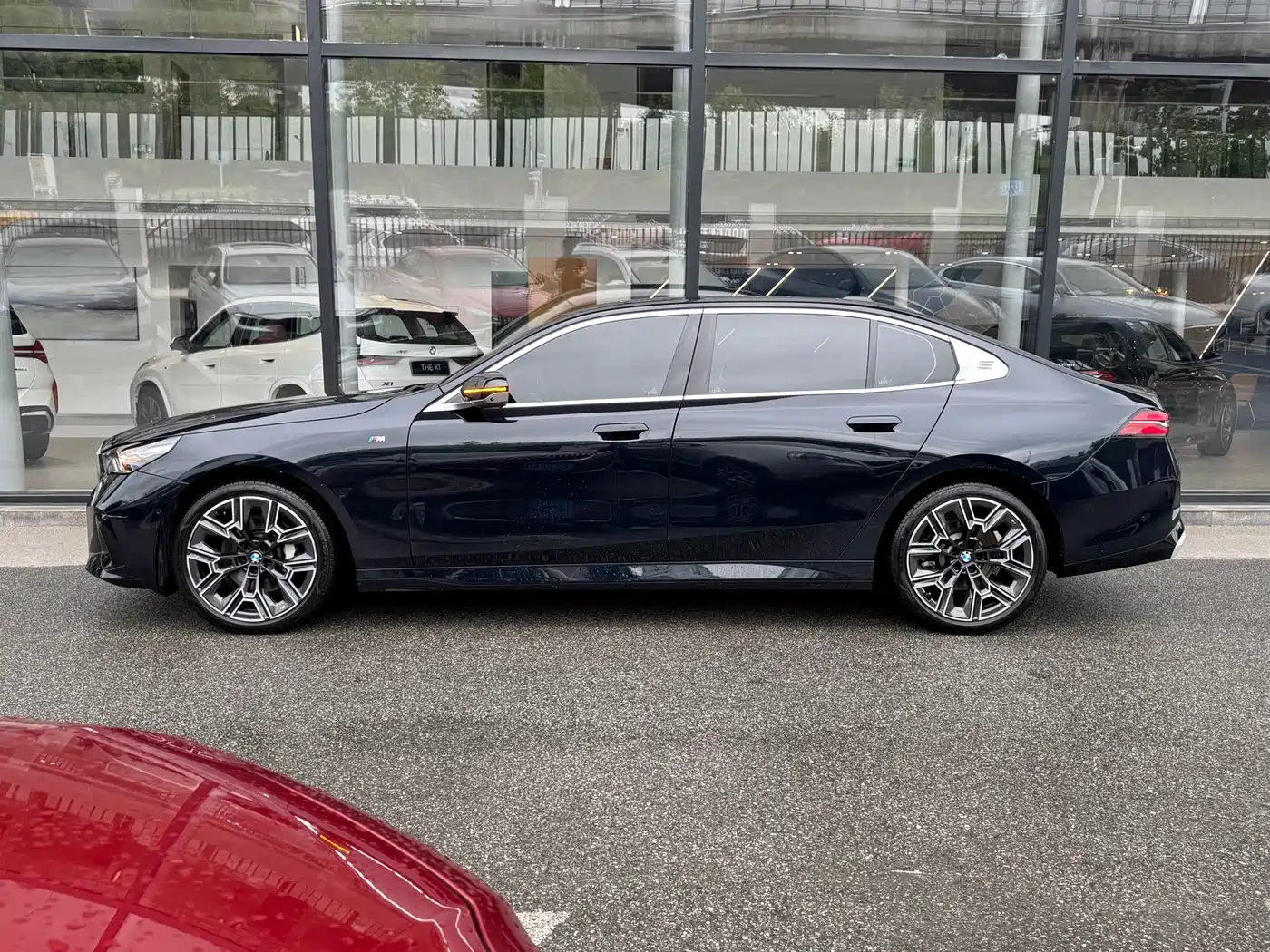 BMW 5 Series 2025 530Li Premium M Sport Package фото 6