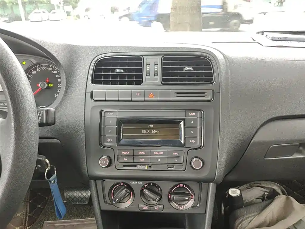 Volkswagen Polo 2016 1.4L Automatic Trend фото 13