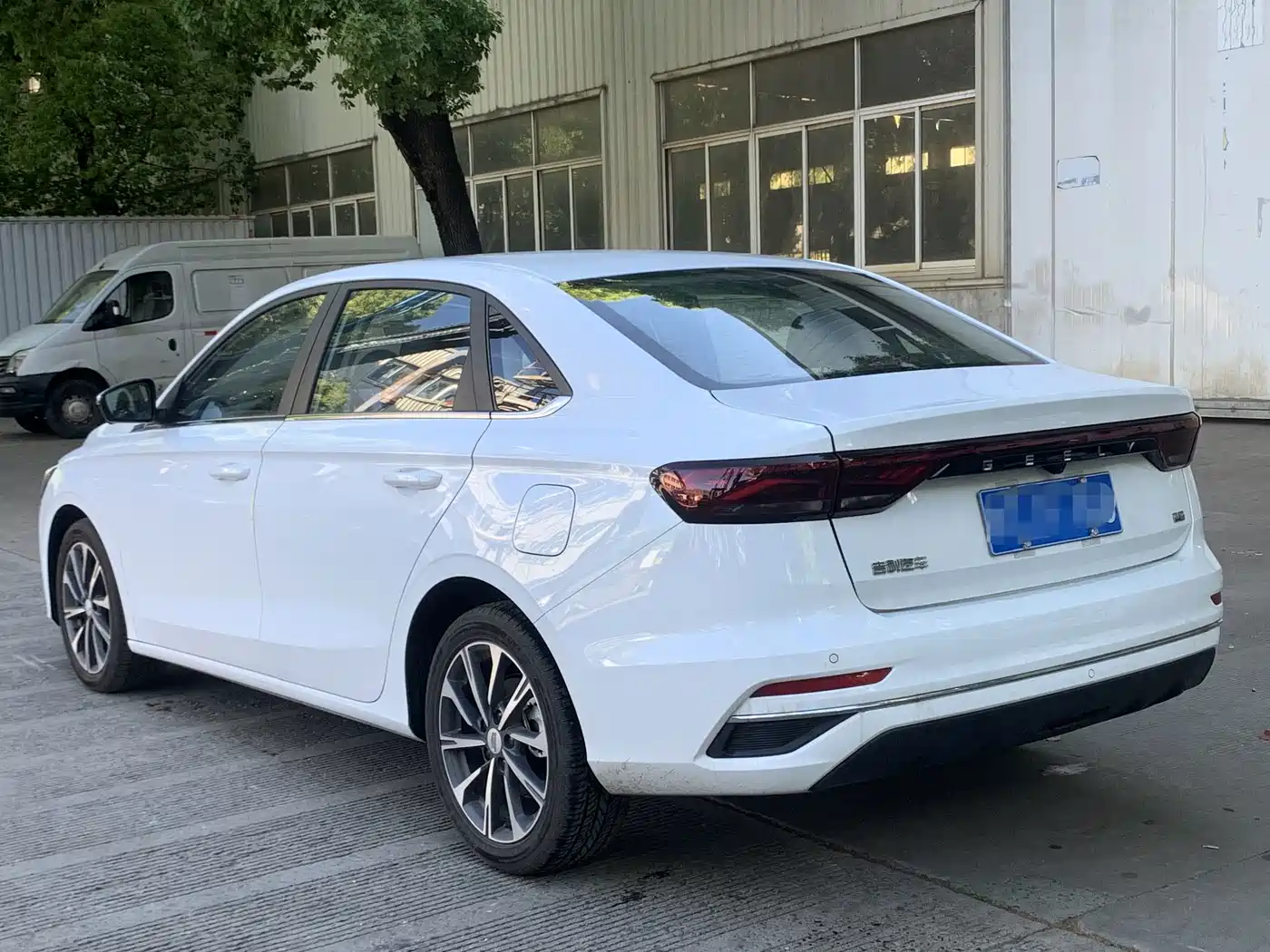 Фото 14 - Geely Emgrand
